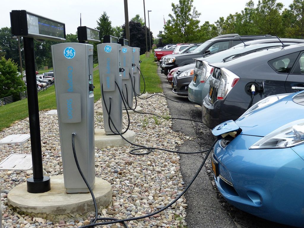 Автопарк от Nissan до Tesla