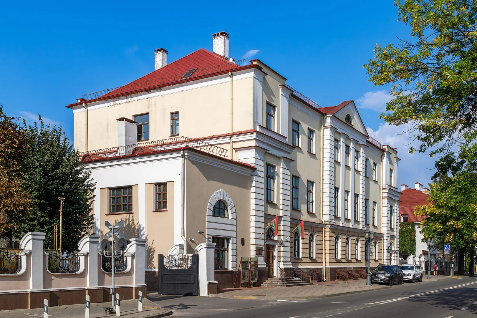 Здание Брестской областной филармонии на улице Орджоникидзе в Бресте, Беларусь.