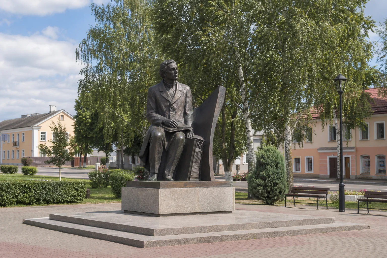 Добруш. Памятник народному писателю Беларуси Ивану Шамякину