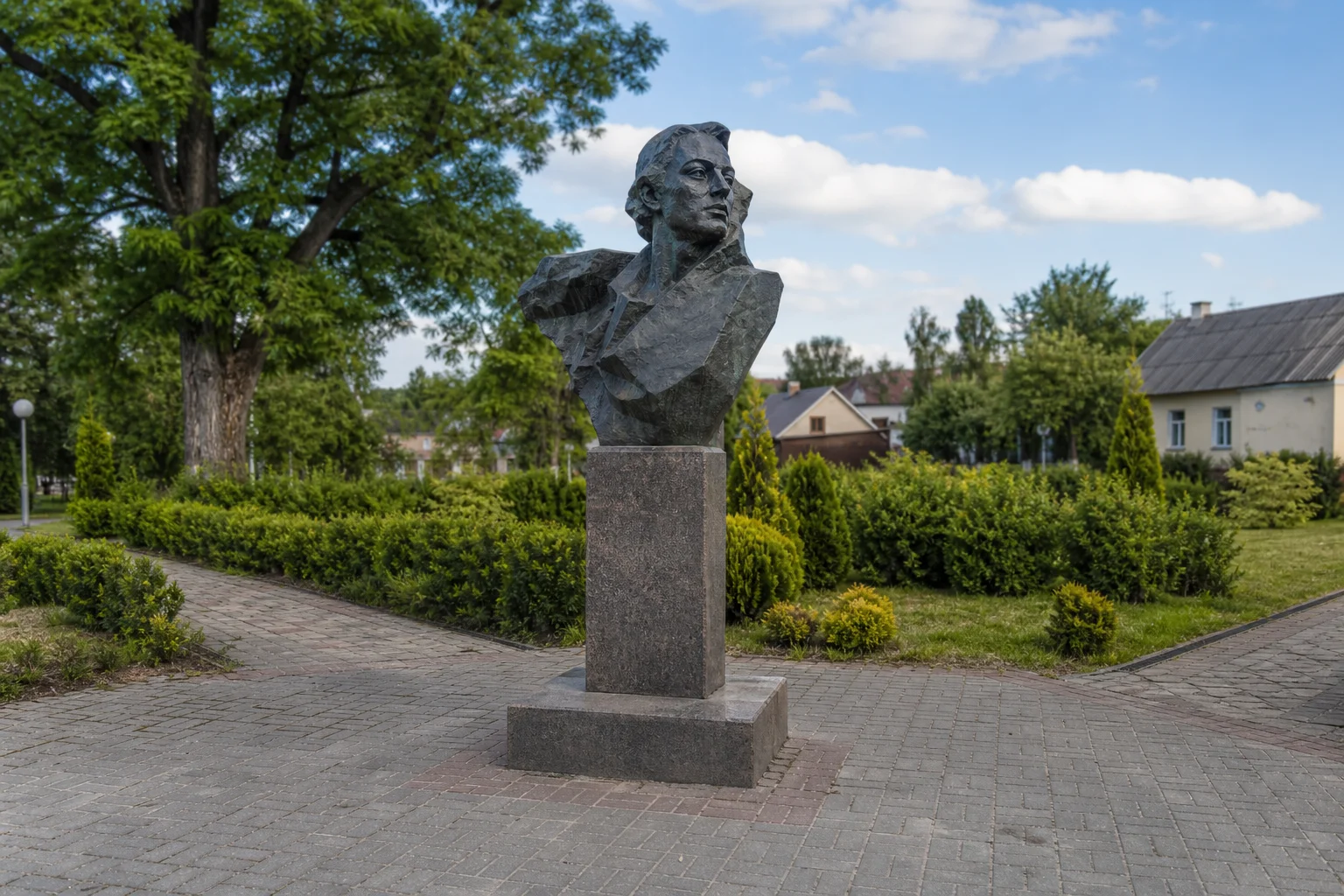 Памятник Ларисе Гениюш