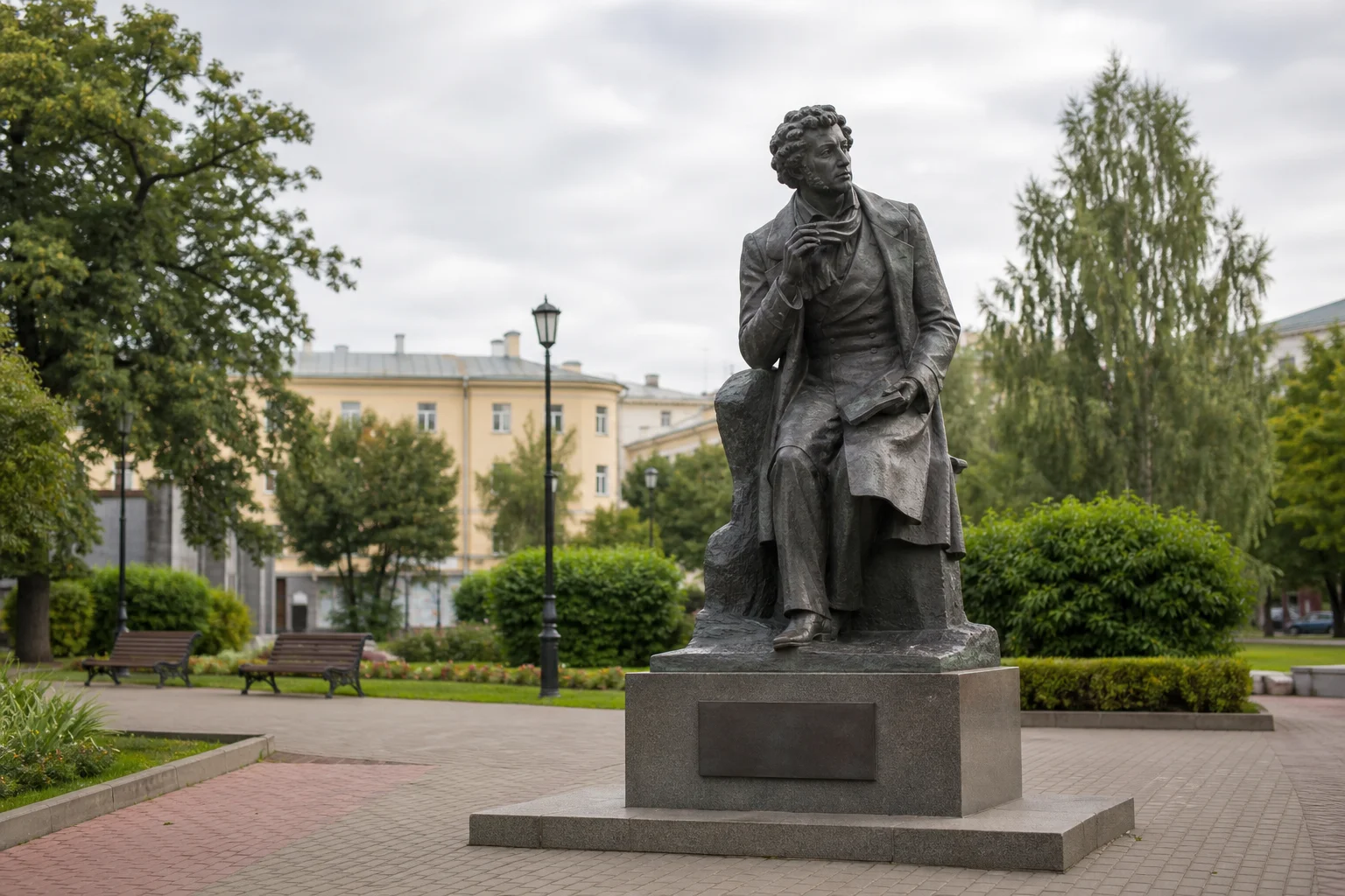 Памятник Максиму Богдановичу на Рабкоровской