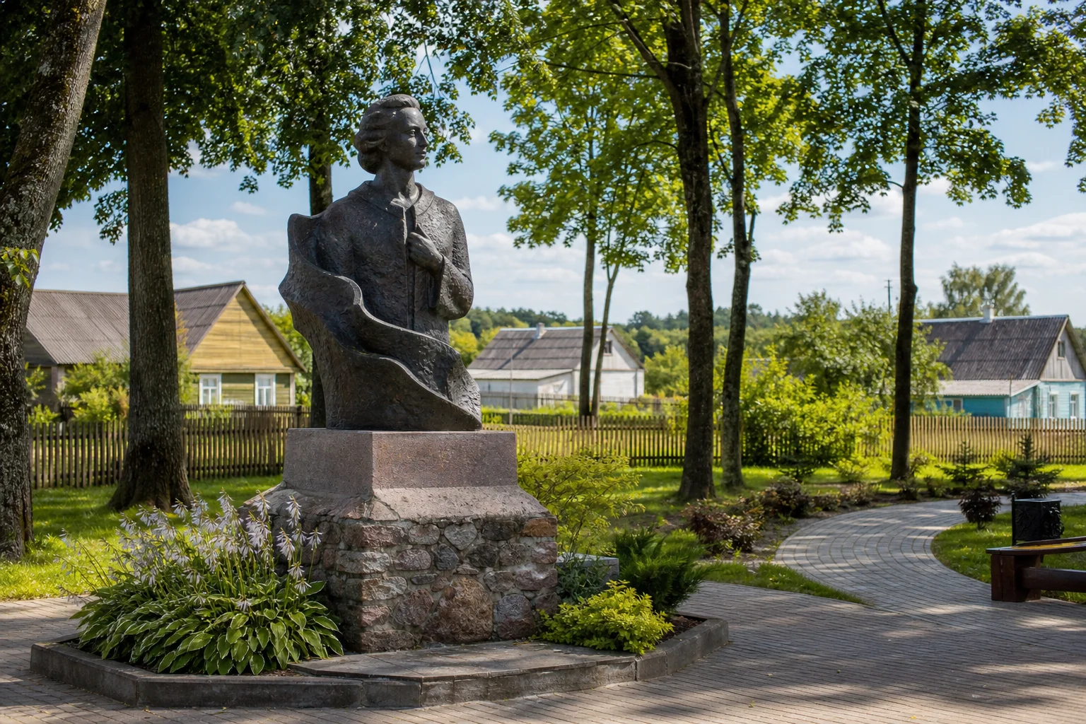 Памятник на месте дома Дунина-Марцинкевича в Малой Лютинке