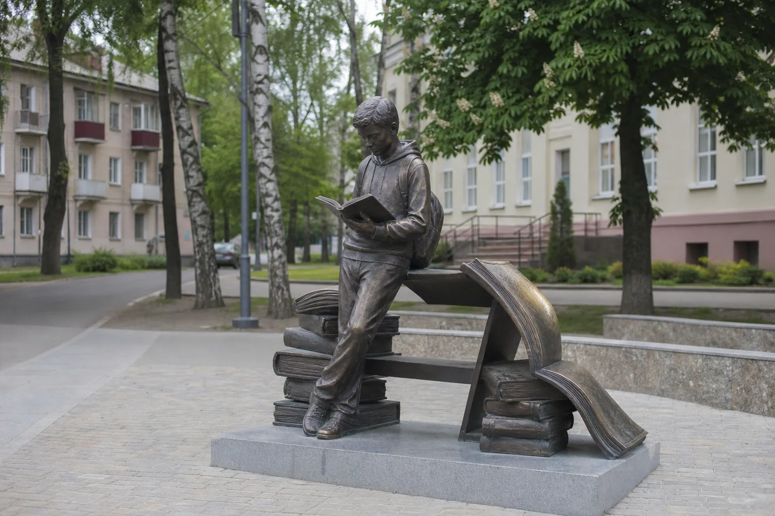 Скульптура "Студентка" (Гомель)
