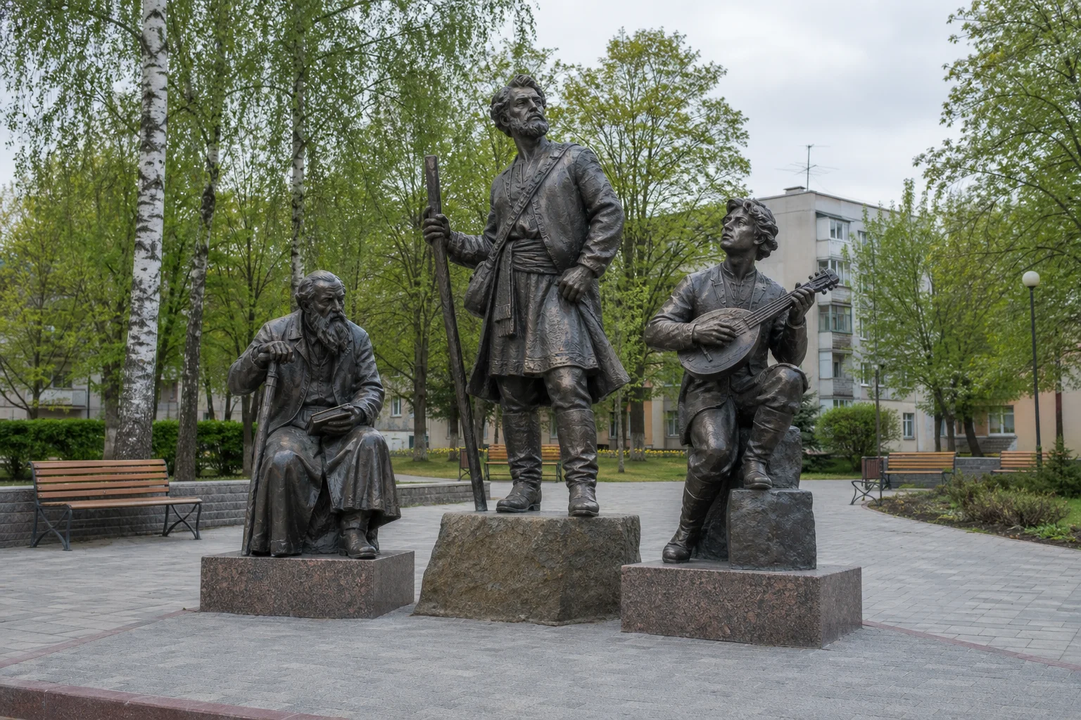 Скульптуры "Якуб Колас", "Дед Талаш" и "Сымон-музыка"