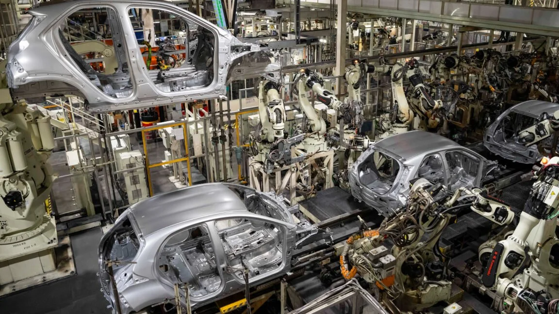 Toyota поручает сотрудникам обучать человекоподобных роботов, но обещает не заменять людей
