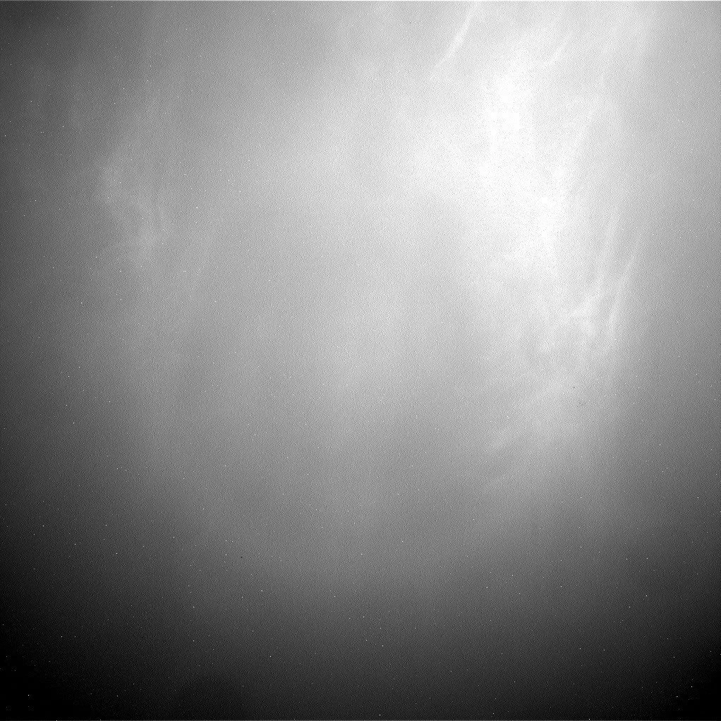 Curiosity впервые в этом сезоне заснял высокие сумеречные облака над кратером Гейла