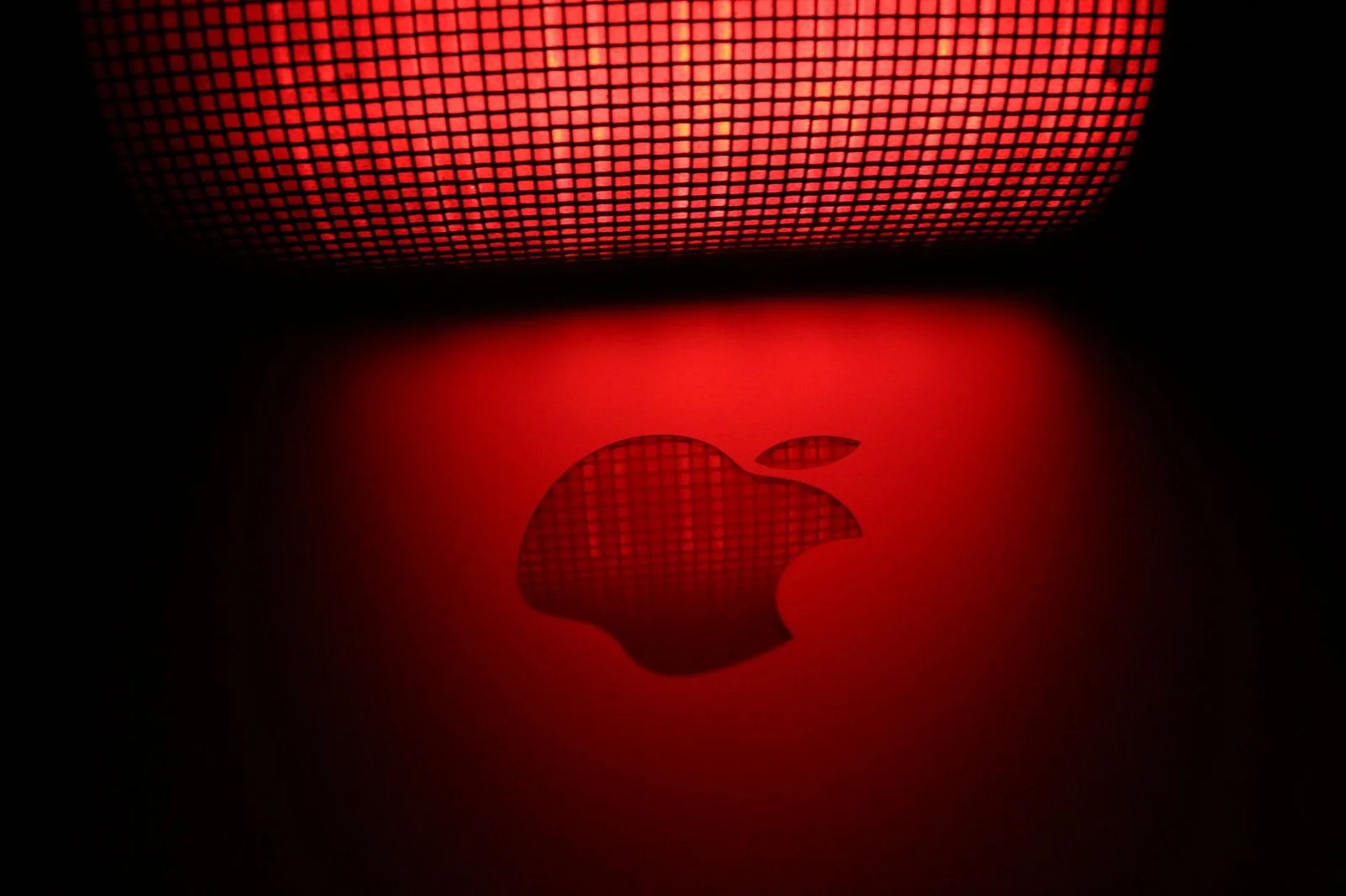 Apple начала проверять iPhone в запечатанных коробках: новая система против мошенников