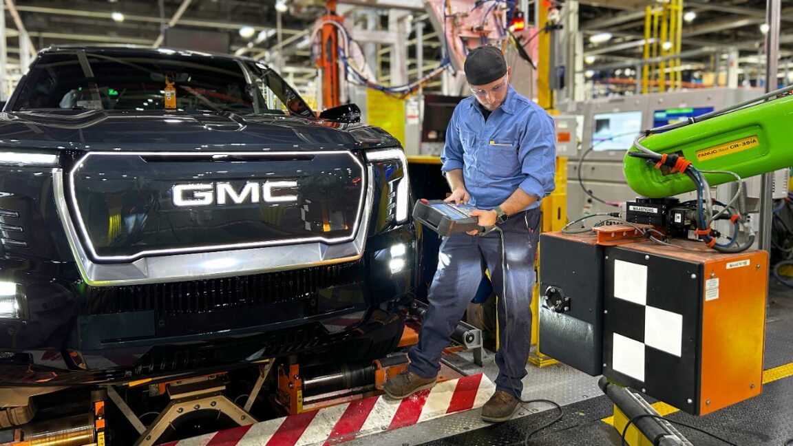 GM автоматизирует завод электромобилей роботами после увольнения 1300 сотрудников
