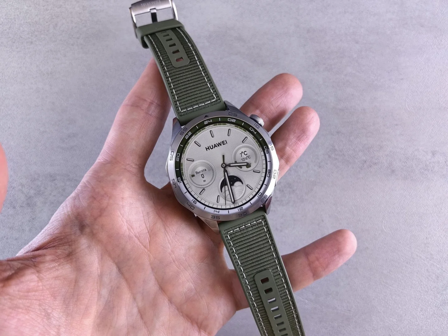 Huawei Watch GT 7 Pro: титан, неон и 12 дней без розетки