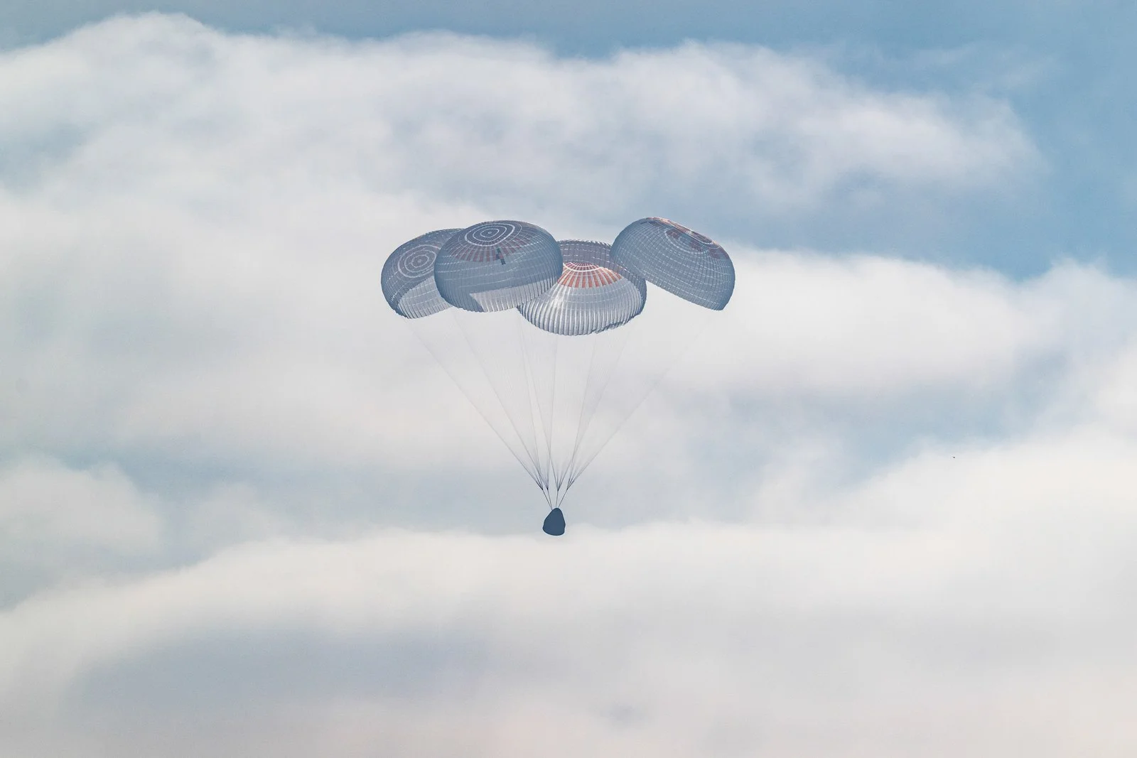 Crew Dragon Freedom с экипажем Crew-12 приводнился у Калифорнии