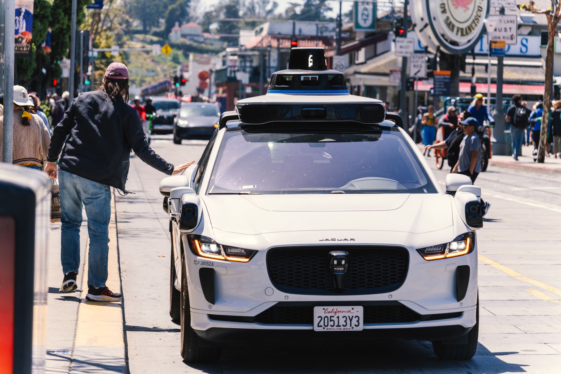 Waymo отозвала почти 4000 роботакси из-за заезда в зоны строек