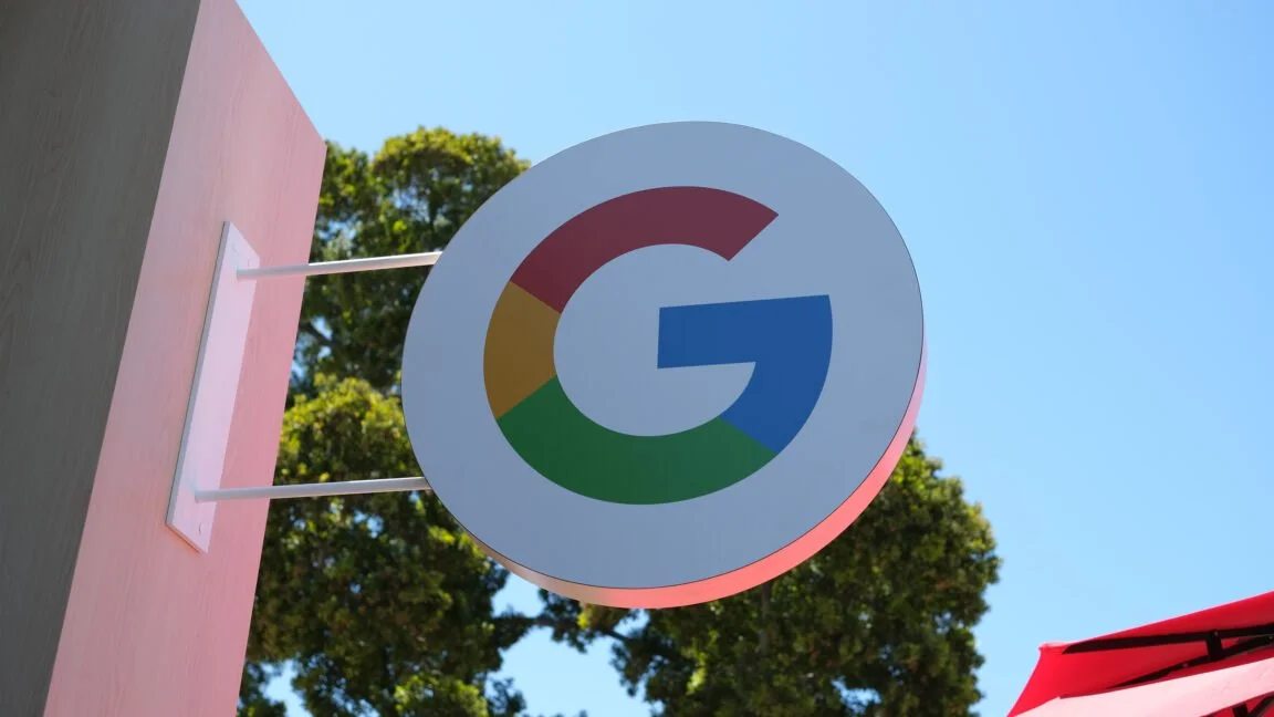Google признала, что ИИ-поиск приносит меньше денег, и расширяет рекламу в нём