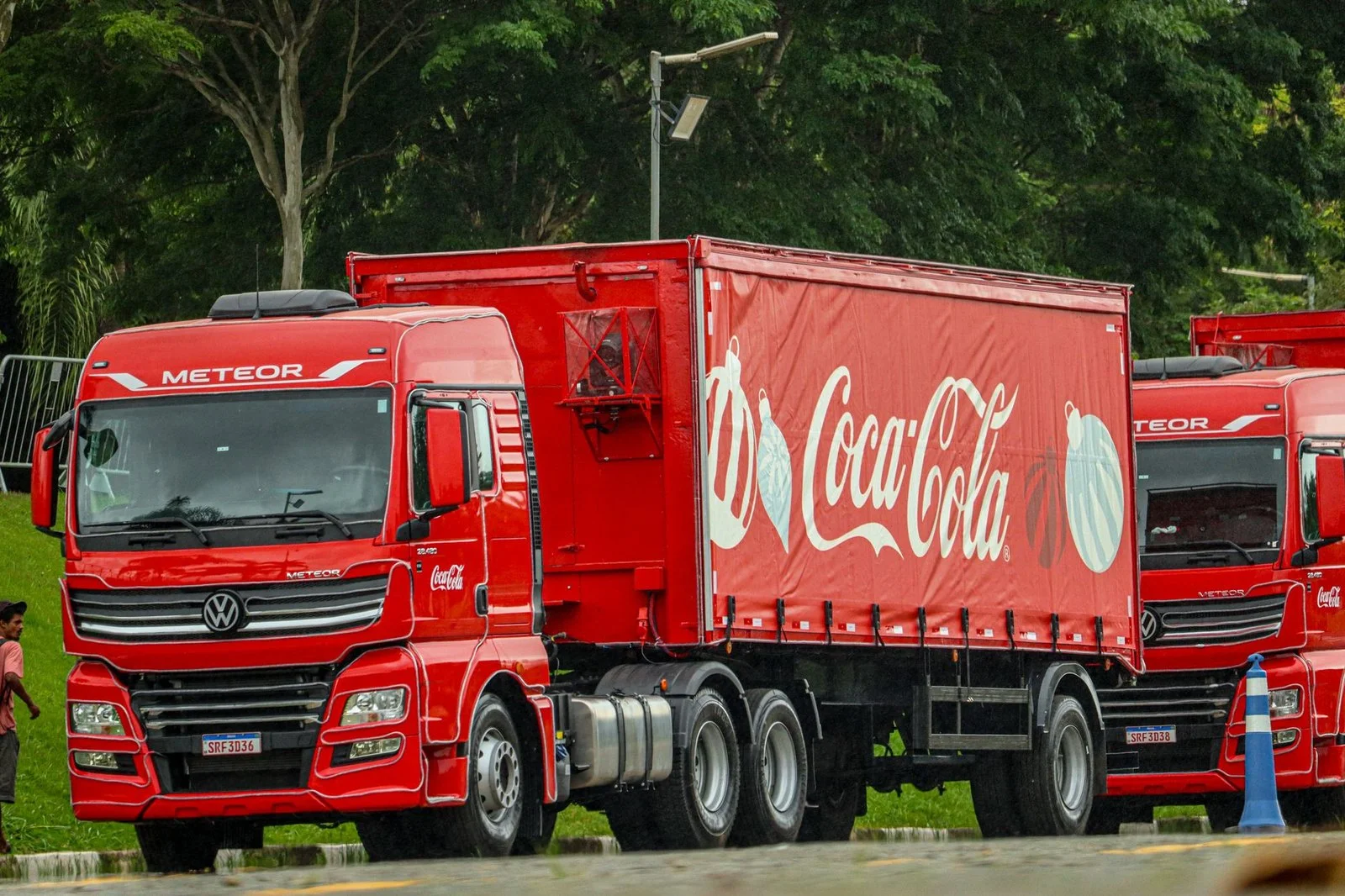 ИИ-видео смешивает Coca-Cola и Mentos на шоссе: зрелище, которое сложно отличить от реальности