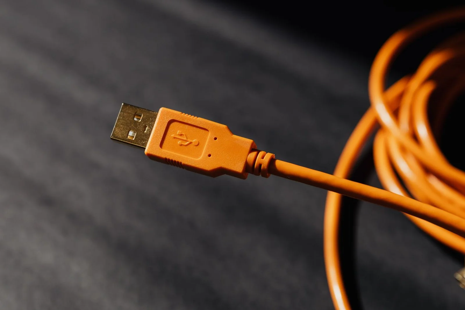 В Сиэтле открылся «Магазин неудобств» с запутанными USB-кабелями