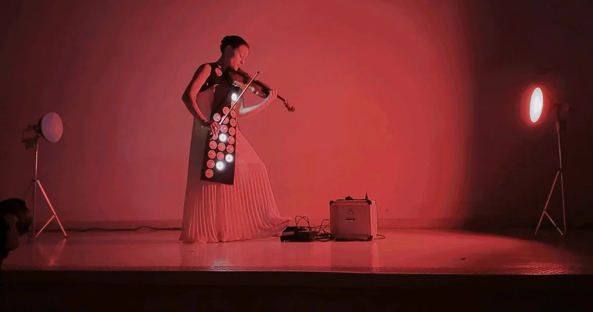 В Метрополитен-музее показали перформанс PRISMBODY: синестезию композитора передали через светящееся платье скрипачки
