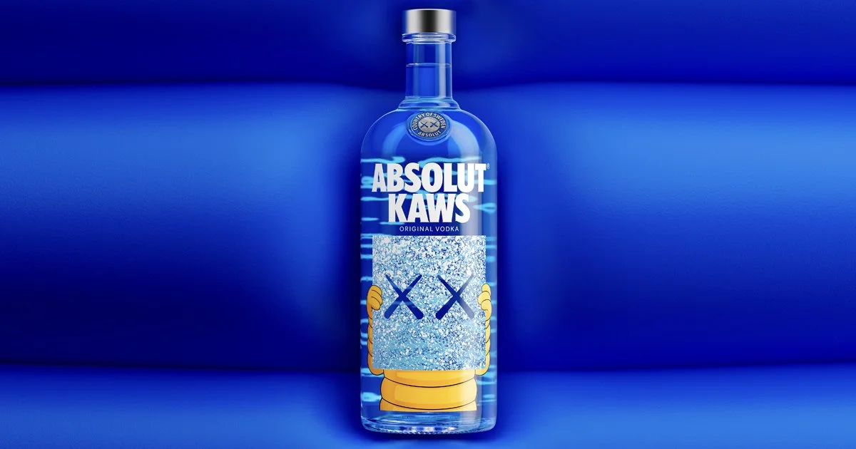 KAWS превратил культовую бутылку Absolut в арт-объект с персонажем CHUM