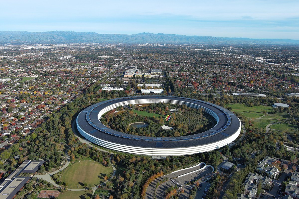 Apple и Google получили предписание удалить приложения для создания дипфейков