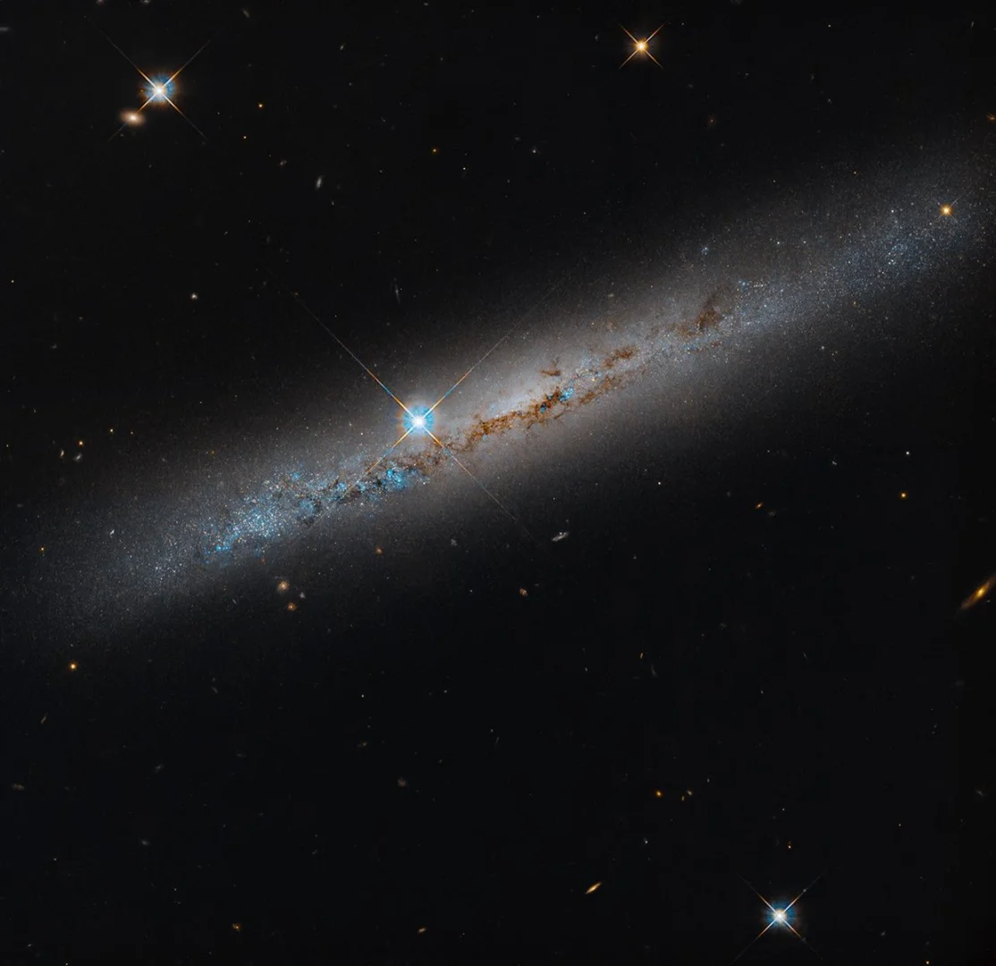 «Хаббл» показал спиральную галактику NGC 1827 с ребра