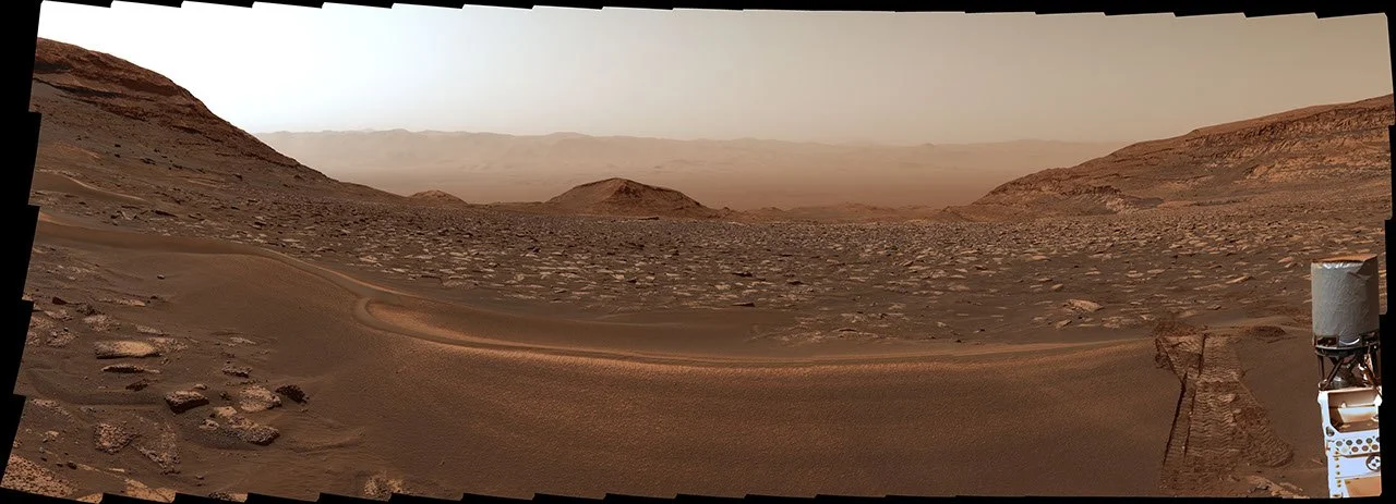 Curiosity снял панораму после подъёма на километр над дном кратера Гейла