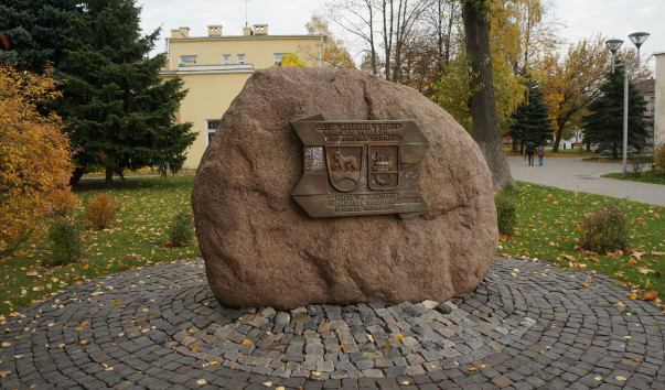 Памятный знак городу Хейнола в Барановичах — фото 2