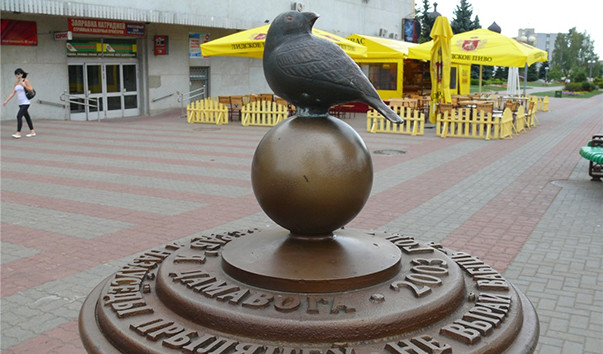 Памятник воробью в городе Барановичи
