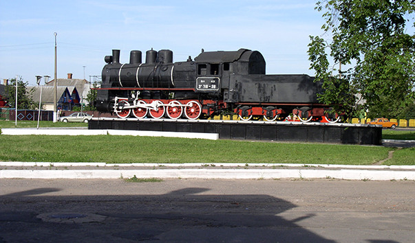 Памятник локомотиву ЭM 270-30 на въезде в город Барановичи