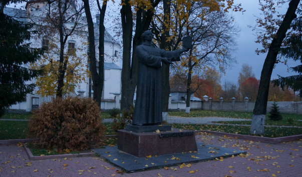 Памятник Симону Будному в Несвиже — фото 3