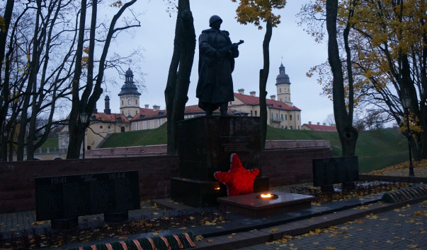 Мемориал воинам, павшим в Великой Отечественной войне в Несвиже — фото 2