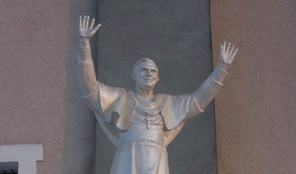 Памятник папе римскому Бенедикту XVI в Лучае