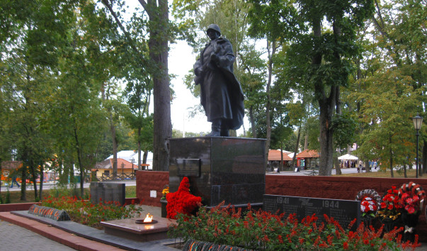 Мемориал воинам, павшим в Великой Отечественной войне в Несвиже — фото 3