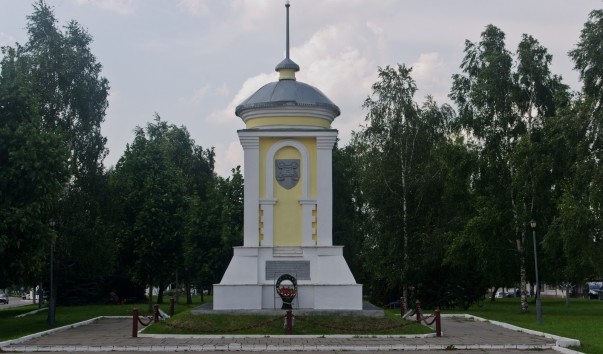 Памятный знак на месте бывшего дворца в Ляховичах