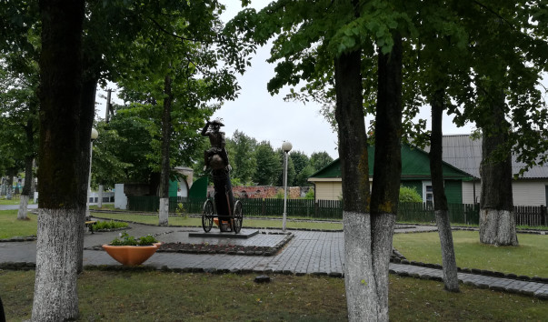 Скульптурная композиция "Барон Мюнхгаузен на ядре" в Глубоком — фото 2