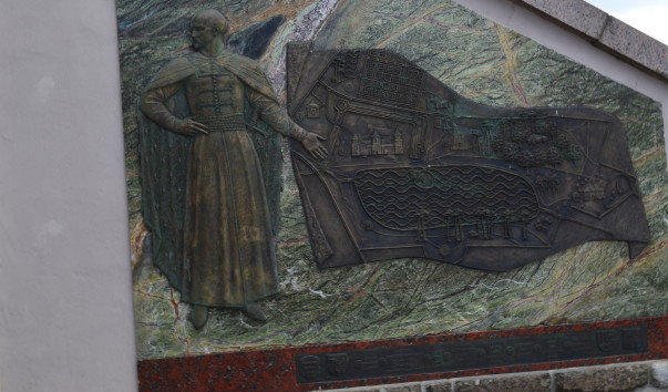 Панно у входа в комплекс "Мирский замок"