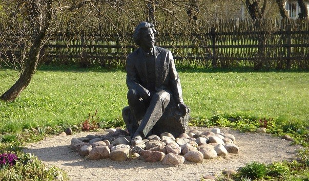 Памятник И. Е. Репину в усадьбе Здравнево