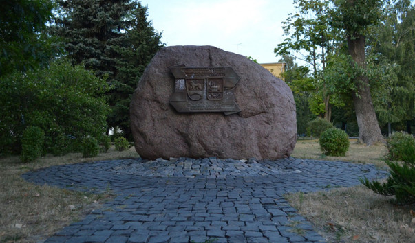 Памятный знак городу Хейнола в Барановичах