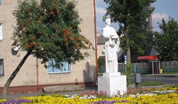 Скульптура "Девушка с хлебом" в Барановичах