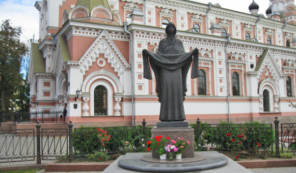 Скульптура "Покров Пресвятой Богородицы" в Гродно