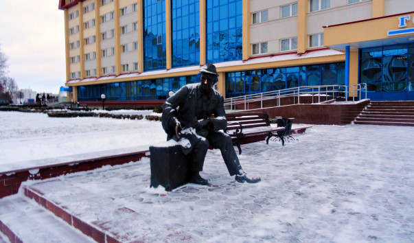 Скульптура "Командировочный" в Лиде