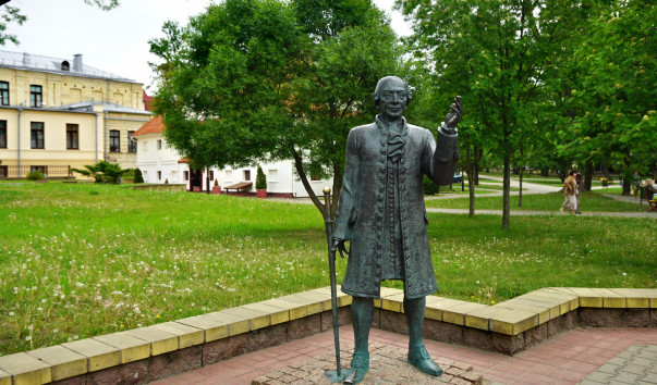 Скульптура "Горожанин XVIII века" в Гродно