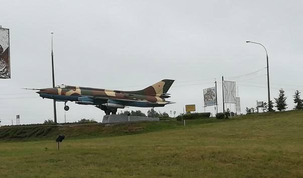 Памятник-самолет Су-17 М в Глубоком