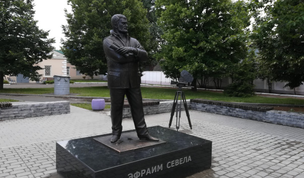 Памятник Эфраиму Севеле в Бобруйске