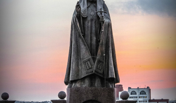 Памятник патриарху Алексию II в Витебске — фото 4