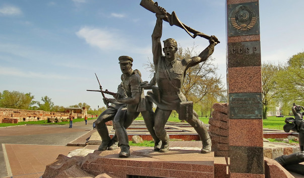 Памятник воинам-пограничникам в Брестской крепости — фото 2