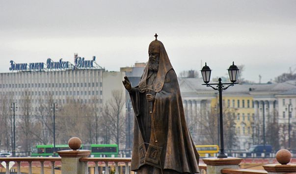 Памятник патриарху Алексию II в Витебске