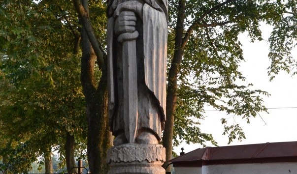 Памятник Витовту в деревне Пелеса