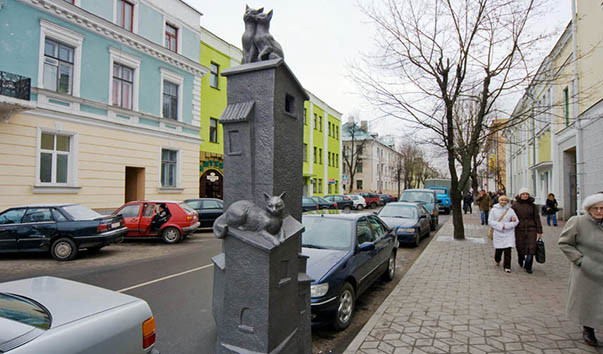 Композиция "Коты на крыше" в Бресте