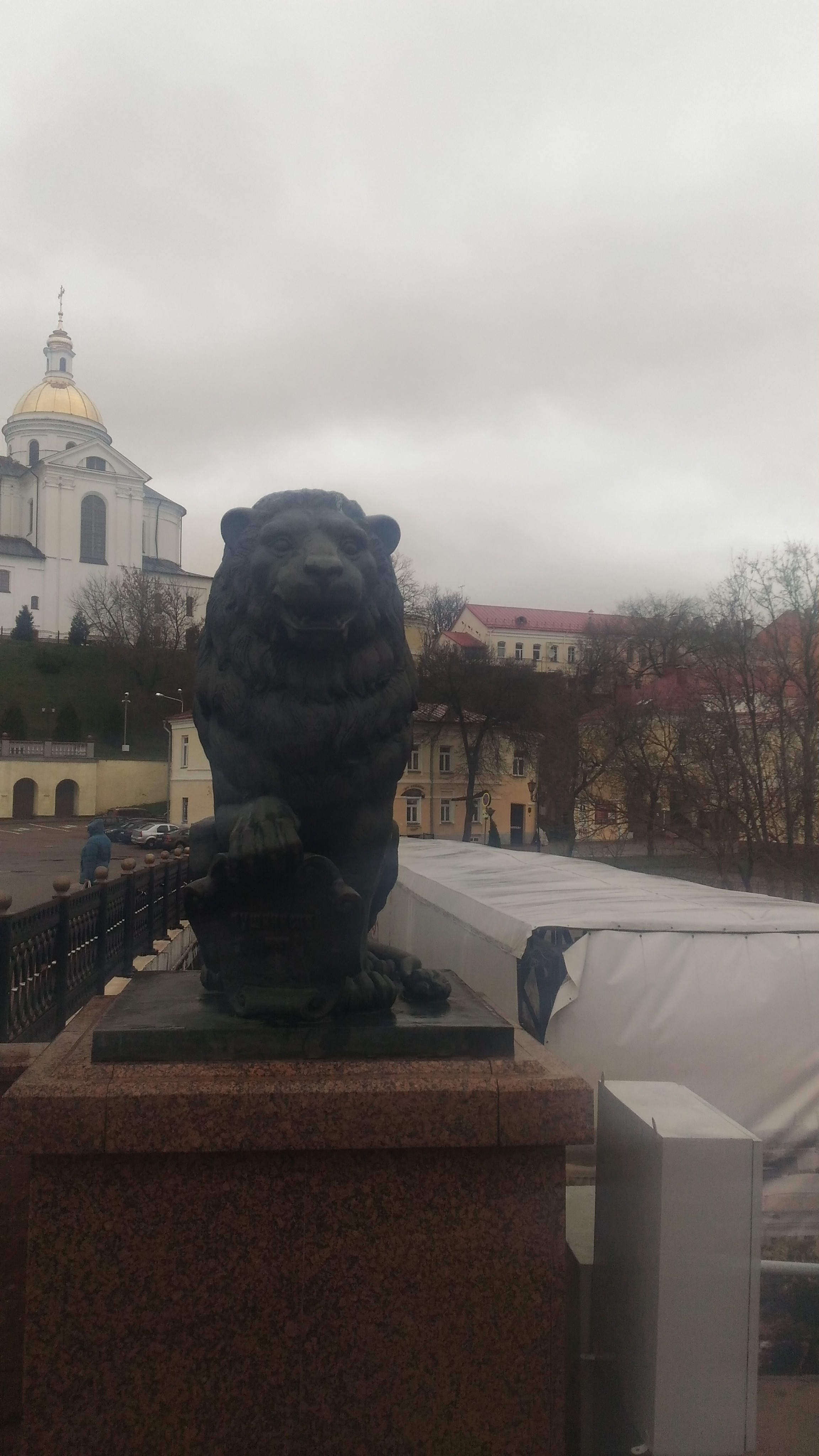 Скульптуры львов на Пушкинском мосту в Витебске